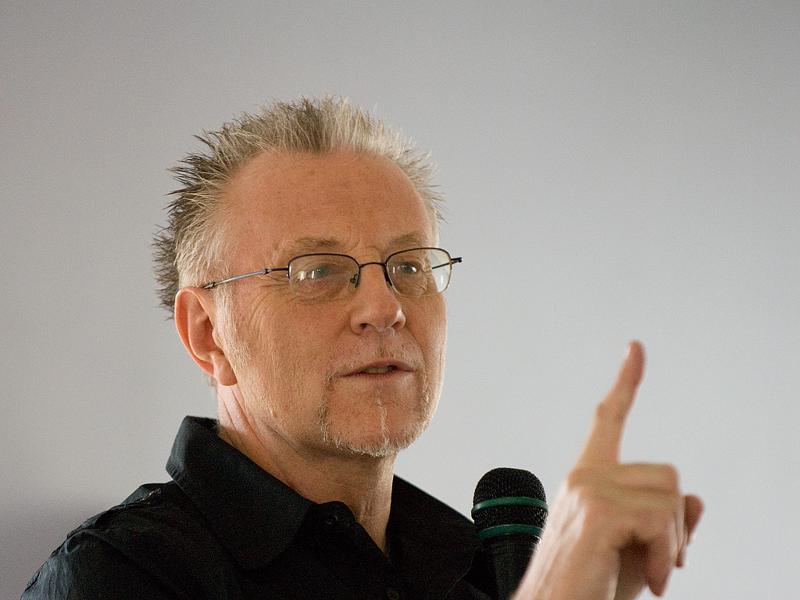  D2C_5944_small.jpg </br >Dave Richards in action at Hvidekilde, Denmark, March 2008</br > <small> 2008-03-29 11:47</br >NIKON D200 180mm 1/45s f/2.8 ISO 800</small>