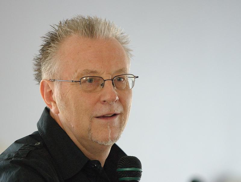  D2C_5946_NX_small.jpg </br >Dave Richards in action at Hvidekilde, Denmark, March 2008</br > <small> 2008-03-29 11:48</br >NIKON D200 180mm 1/40s f/2.8 ISO 800</small>