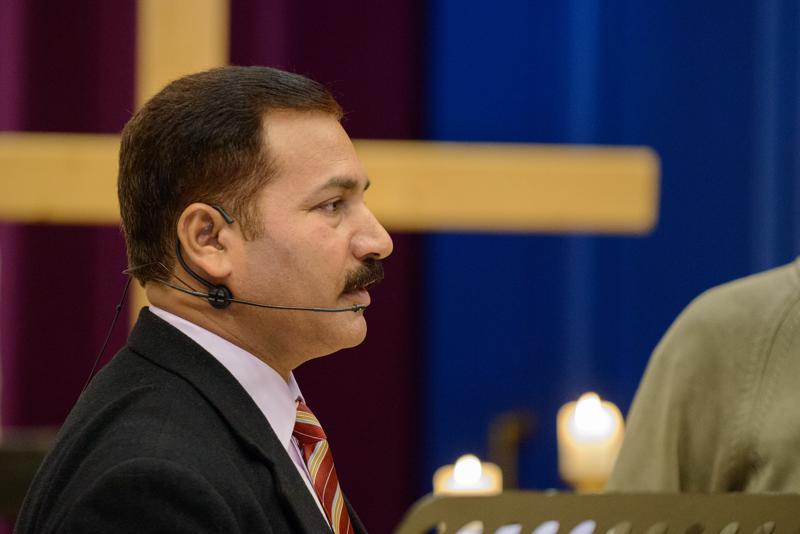  20121028_PB8_3442.JPG </br >Latif Masih</br > <small> 2012-10-28 13:09</br >NIKON D800 + 70.0-200.0 mm f/2.8<br /> 190mm 1/100s f/2.8 ISO 6400</small>