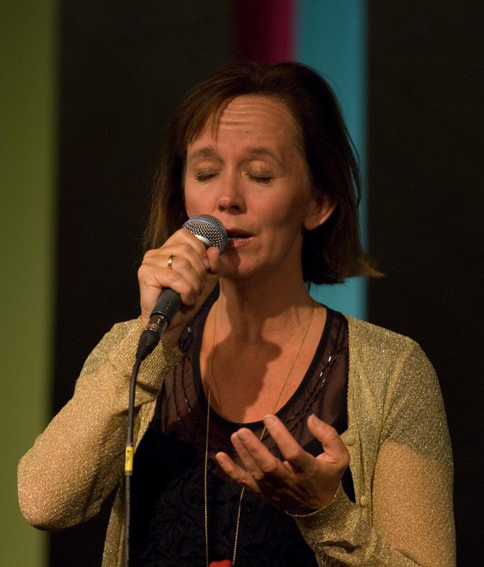  D2C_0640.jpg </br >Koncert med Anne Dorte Michelsen</br > <small> 2007-07-23 21:10</br >NIKON D200 200mm 1/200s f/4 ISO 800</small>