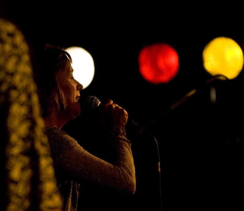  D2C_0707.jpg </br >Koncert med Anne Dorte Michelsen</br > <small> 2007-07-23 21:31</br >NIKON D200 200mm 1/1250s f/4 ISO 800</small>