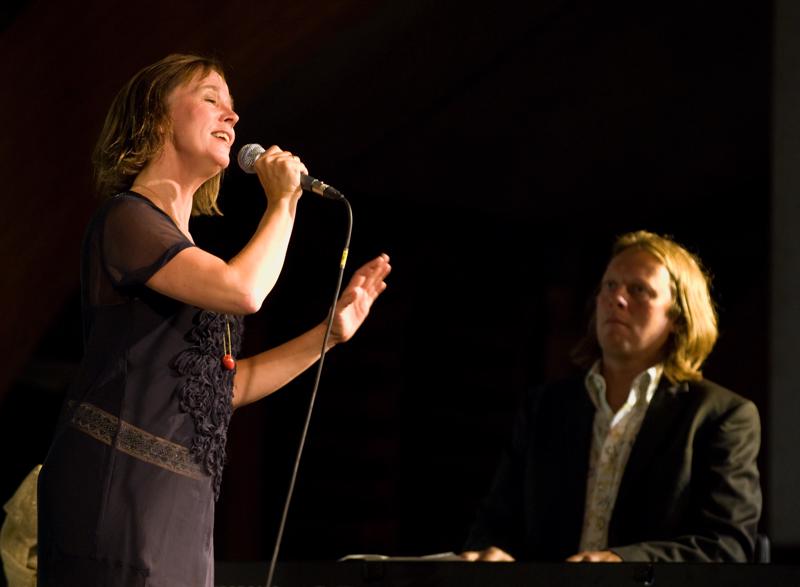  D2C_0716.jpg </br >Koncert med Anne Dorte Michelsen</br > <small> 2007-07-23 21:43</br >NIKON D200 200mm 1/50s f/4 ISO 800</small>