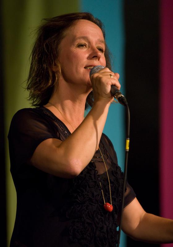  D2C_0739.jpg </br >Koncert med Anne Dorte Michelsen</br > <small> 2007-07-23 21:55</br >NIKON D200 200mm 1/250s f/4 ISO 800</small>