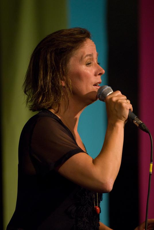  D2C_0740.jpg </br >Koncert med Anne Dorte Michelsen</br > <small> 2007-07-23 21:55</br >NIKON D200 200mm 1/250s f/4 ISO 800</small>