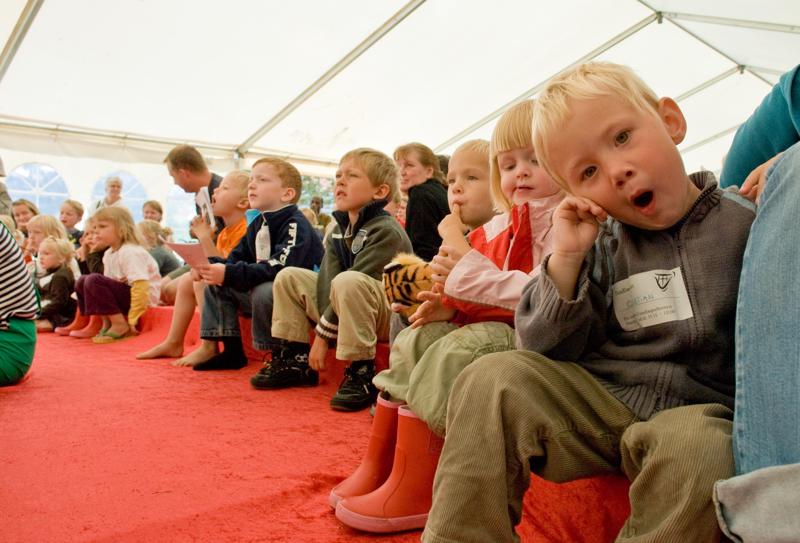  D2C_0952.jpg </br >Boernefestival</br > <small> 2007-07-25 10:32</br >NIKON D200 17mm 1/350s f/5.6 ISO 400</small>