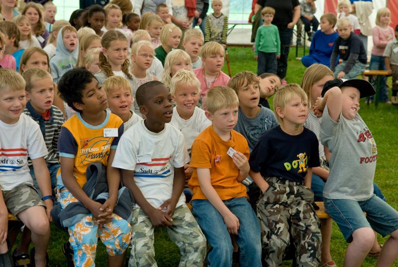  D2C_0976.jpg </br >Boernefestival</br > <small> 2007-07-25 10:43</br >NIKON D200 55mm 1/100s f/5.6 ISO 200</small>