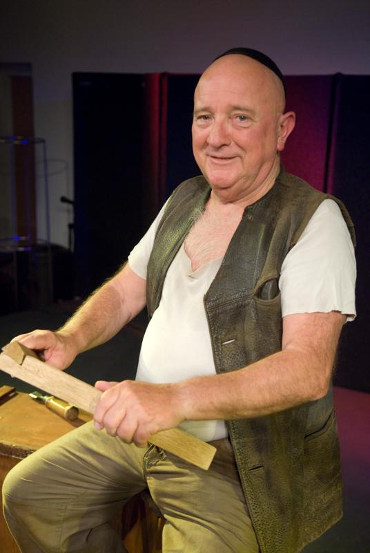  D2C_1157.jpg </br >Ebbe Trenskow</br > <small> 2007-07-25 23:11</br >NIKON D200 32mm 1/100s f/2.8 ISO 800</small>