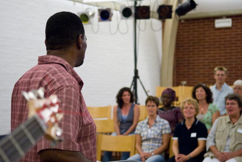  D2C_1364.jpg </br >Gospel med Ken Anderson</br > <small> 2007-07-27 11:50</br >NIKON D200 45mm 1/80s f/2.8 ISO 800</small>