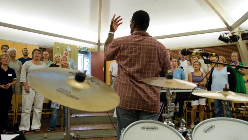  D2C_1381.jpg </br >Gospel med Ken Anderson</br > <small> 2007-07-27 11:54</br >NIKON D200 17mm 1/80s f/2.8 ISO 800</small>