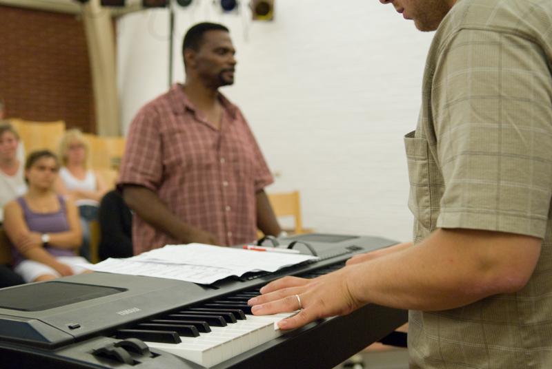  D2C_1390.jpg </br >Gospel med Ken Anderson</br > <small> 2007-07-27 11:55</br >NIKON D200 32mm 1/80s f/2.8 ISO 800</small>