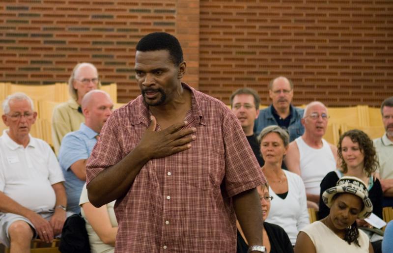  D2C_1393.jpg </br >Gospel med Ken Anderson</br > <small> 2007-07-27 11:55</br >NIKON D200 55mm 1/50s f/2.8 ISO 800</small>