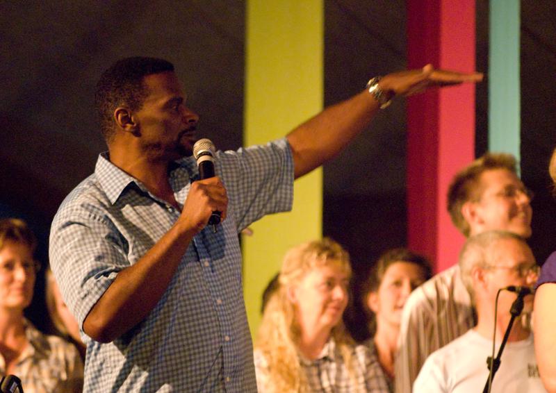  D2C_1437.jpg </br >Gospel med Ken Anderson</br > <small> 2007-07-27 22:23</br >NIKON D200 190mm 1/20s f/2.8 ISO 3200</small>