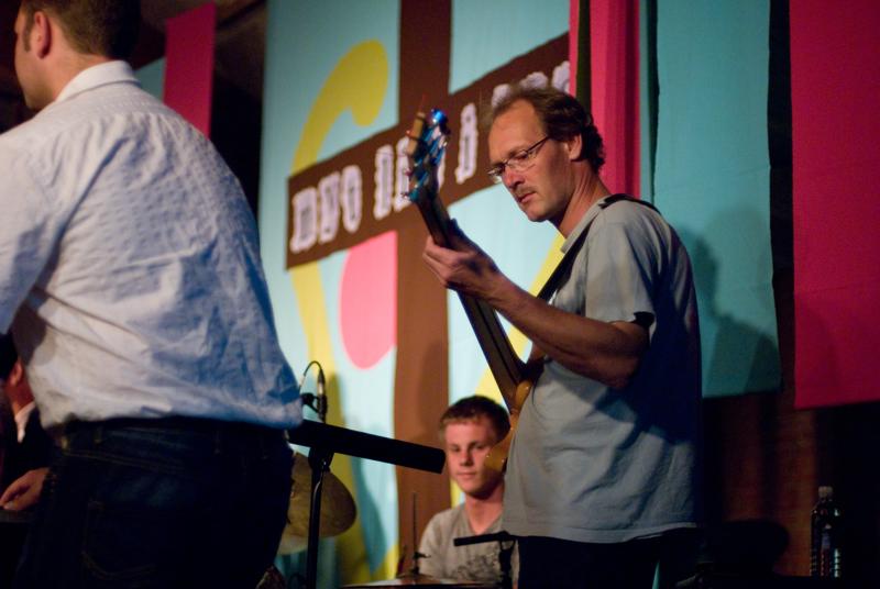  D2C_1445.jpg </br >Gospel med Ken Anderson</br > <small> 2007-07-27 22:27</br >NIKON D200 50mm 1/90s f/1.4 ISO 800</small>