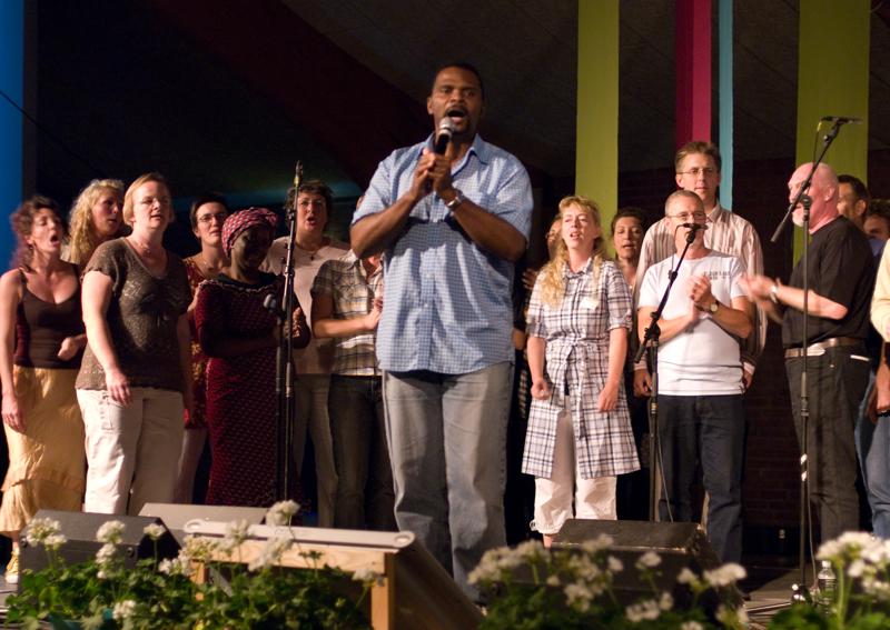  D2C_1459.jpg </br >Gospel med Ken Anderson</br > <small> 2007-07-27 22:31</br >NIKON D200 50mm 1/40s f/1.8 ISO 800</small>