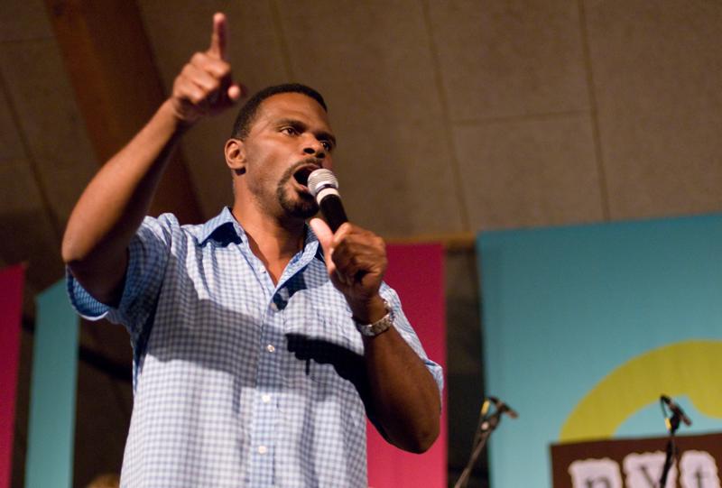  D2C_1462.jpg </br >Gospel med Ken Anderson</br > <small> 2007-07-27 22:31</br >NIKON D200 50mm 1/45s f/1.8 ISO 800</small>