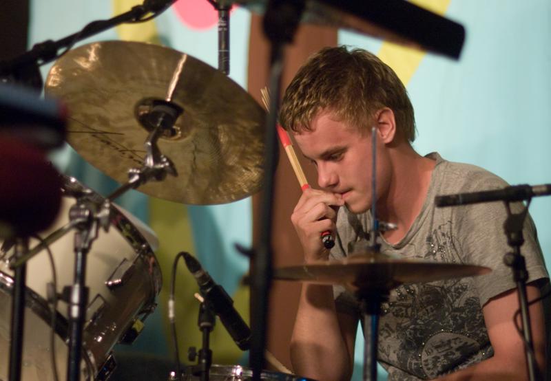  D2C_1471.jpg </br >Gospel med Ken Anderson</br > <small> 2007-07-27 22:33</br >NIKON D200 85mm 1/40s f/1.8 ISO 800</small>