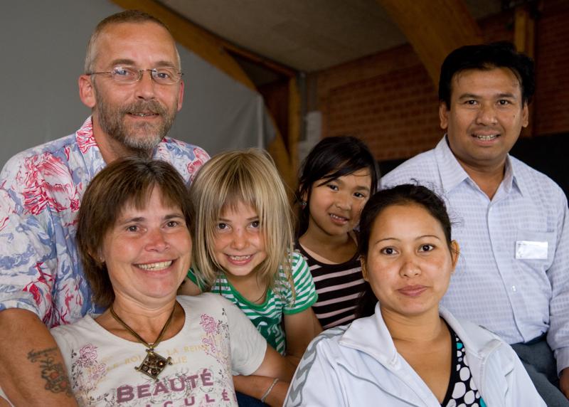  D2C_1268.jpg </br >Familie fra Slagelse menighed</br > <small> 2007-07-26 13:21</br >NIKON D200 30mm 1/125s f/2.8 ISO 400</small>