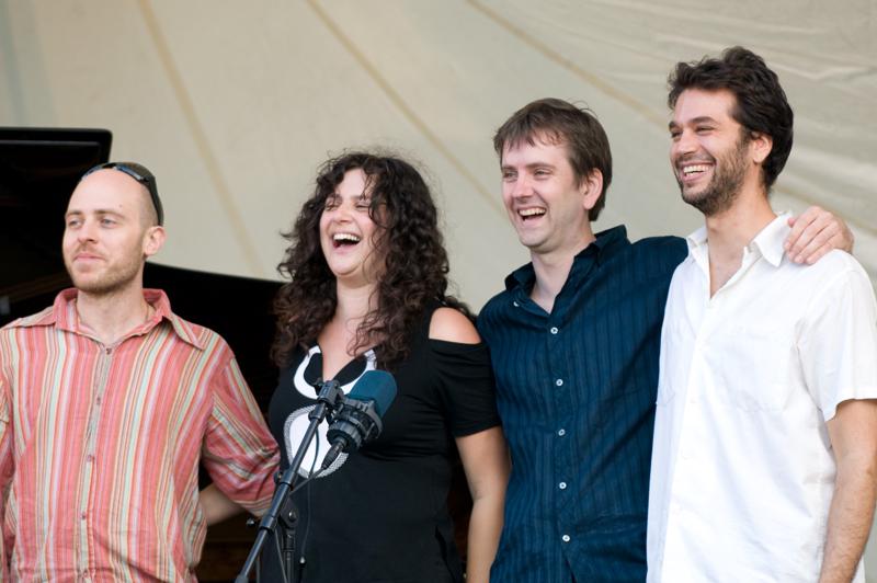  D3C_2506.jpg </br ><small> 2008-07-12 19:19</br >NIKON D300 175mm 1/160s f/4 ISO 200</small>