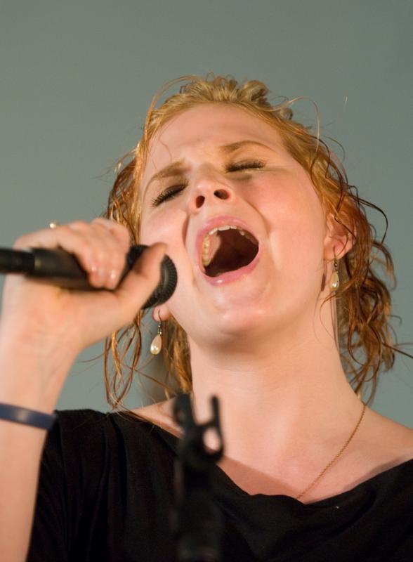  D2C_8969.jpg </br ><small> 2007-04-27 18:00</br >NIKON D200 135mm 1/60s f/2.8 ISO 800</small>