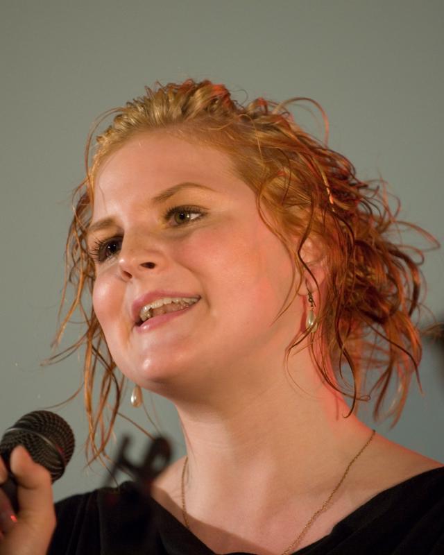  D2C_8971.jpg </br ><small> 2007-04-27 18:01</br >NIKON D200 200mm 1/80s f/2.8 ISO 800</small>