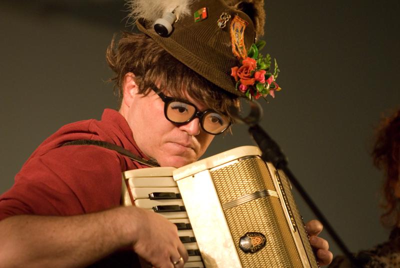  D2C_9074.jpg </br ><small> 2007-04-27 20:02</br >NIKON D200 160mm 1/80s f/2.8 ISO 800</small>