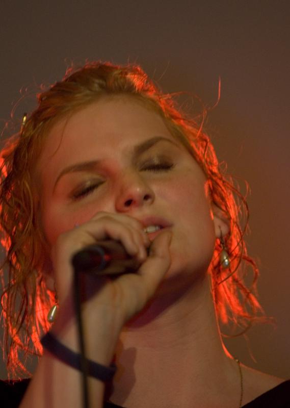  D2C_9179.jpg </br ><small> 2007-04-27 21:22</br >NIKON D200 190mm 1/30s f/2.8 ISO 800</small>