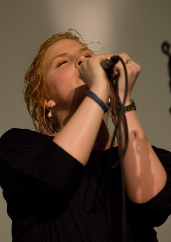  D2C_9183.jpg </br ><small> 2007-04-27 21:23</br >NIKON D200 130mm 1/15s f/2.8 ISO 800</small>