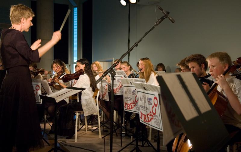  _DSC0996.jpg </br ><small> 2007-04-27 18:22</br >NIKON D70 30mm 1/80s f/2.8 ISO 800</small>