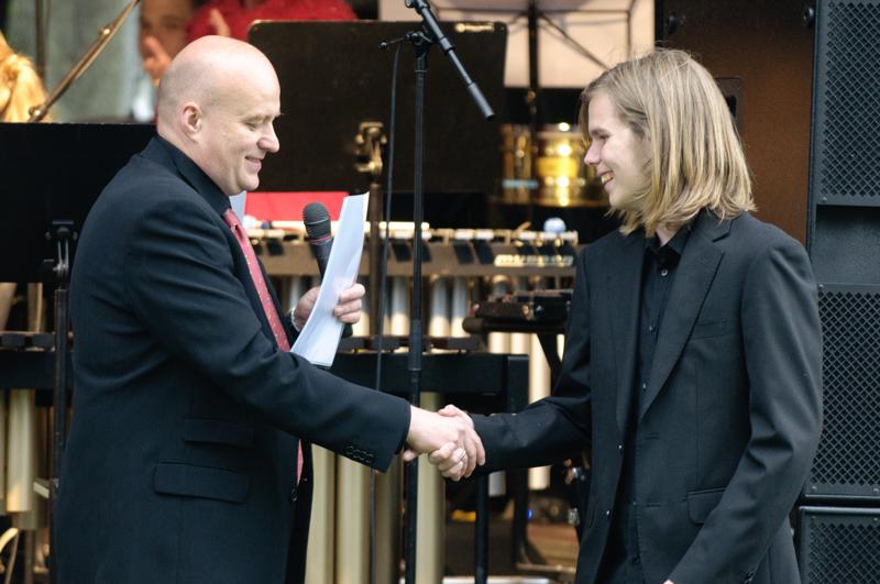  D3C_7410.jpg </br >Chris Hansen modtager Årets Musikskolepris, Høje-Taastrup Kommunale Musikskole 2011.</br > <small> 2011-05-28 17:43</br >NIKON D300 + 70.0-200.0 mm f/2.8<br /> 200mm 1/160s f/4 ISO 800</small>