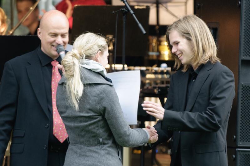  D3C_7411.jpg </br >Chris Hansen modtager Årets Musikskolepris, Høje-Taastrup Kommunale Musikskole 2011.</br > <small> 2011-05-28 17:43</br >NIKON D300 + 70.0-200.0 mm f/2.8<br /> 200mm 1/125s f/4 ISO 800</small>