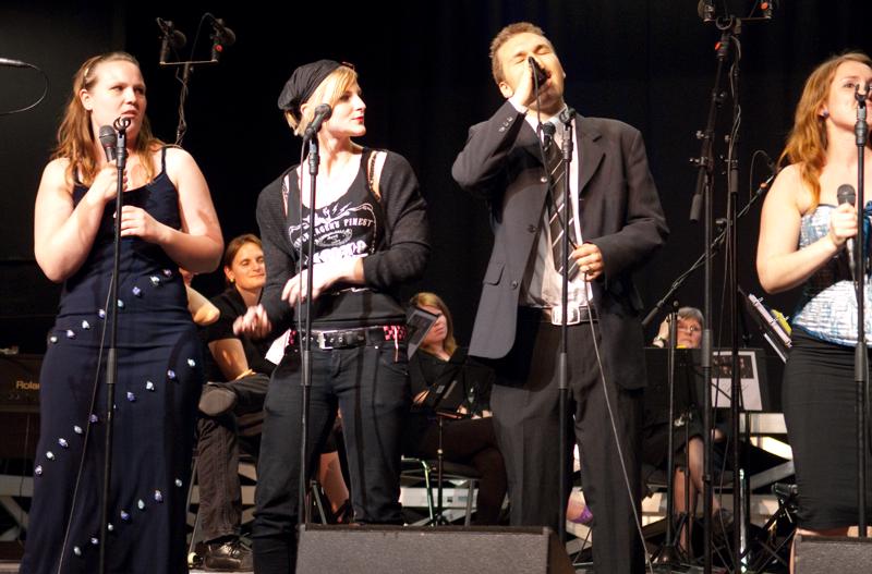  D2C_8378.jpg </br ><small> 2009-05-04 21:38</br >NIKON D200 55mm 1/80s f/2.8 ISO 800</small>