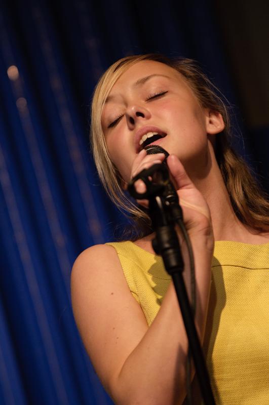  D3C_7797.jpg </br ><small> 2009-05-04 21:08</br >NIKON D300 200mm 1/125s f/4 ISO 1000</small>