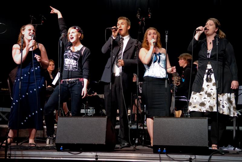  D2C_8372.jpg </br ><small> 2009-05-04 21:38</br >NIKON D200 35mm 1/80s f/2.8 ISO 800</small>