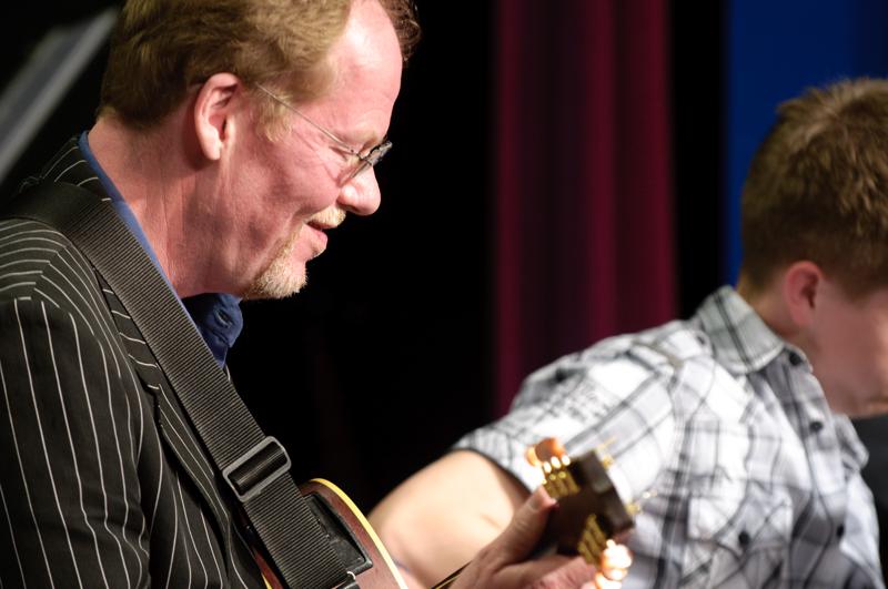  D3C_7671.jpg </br ><small> 2009-05-04 19:49</br >NIKON D300 200mm 1/60s f/4 ISO 640</small>