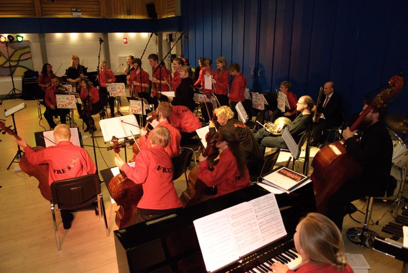  D2C_8398.jpg </br ><small> 2009-05-28 21:01</br >NIKON D200 17mm 1/125s f/2.8 ISO 800</small>