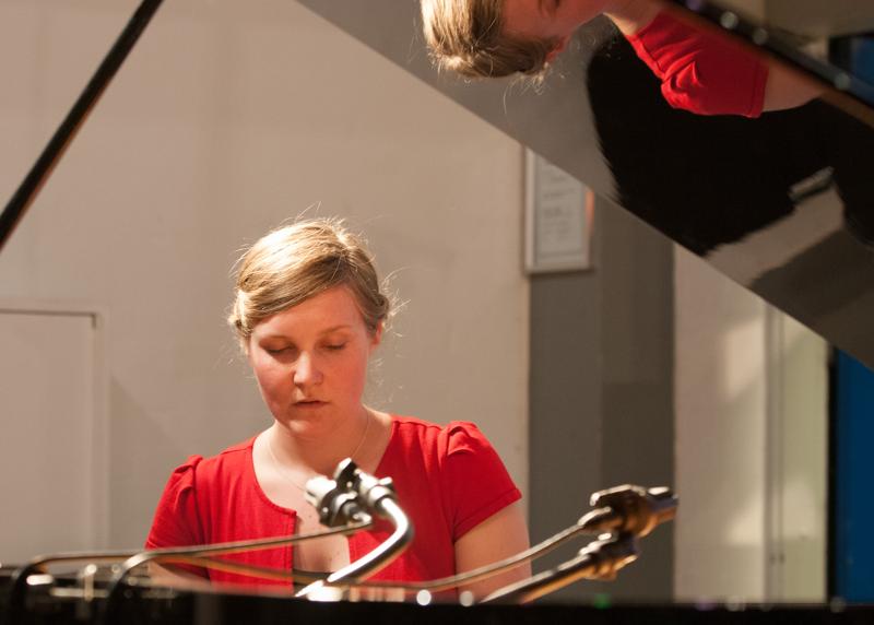  D3C_1844.JPG </br ><small> 2012-06-14 20:53</br >NIKON D300 + 70.0-200.0 mm f/2.8<br /> 80mm 1/20s f/3.2 ISO 1000</small>