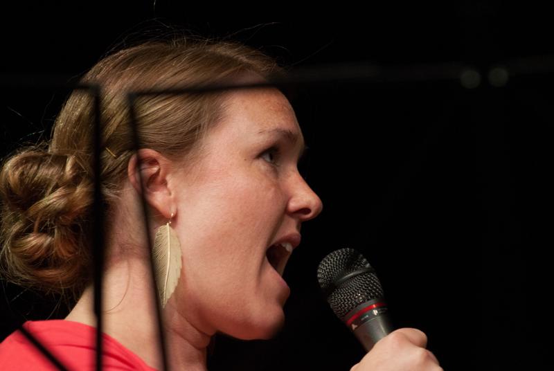  D3C_1737.JPG </br ><small> 2012-06-14 19:41</br >NIKON D300 + 70.0-200.0 mm f/2.8<br /> 200mm 1/250s f/4 ISO 1000</small>