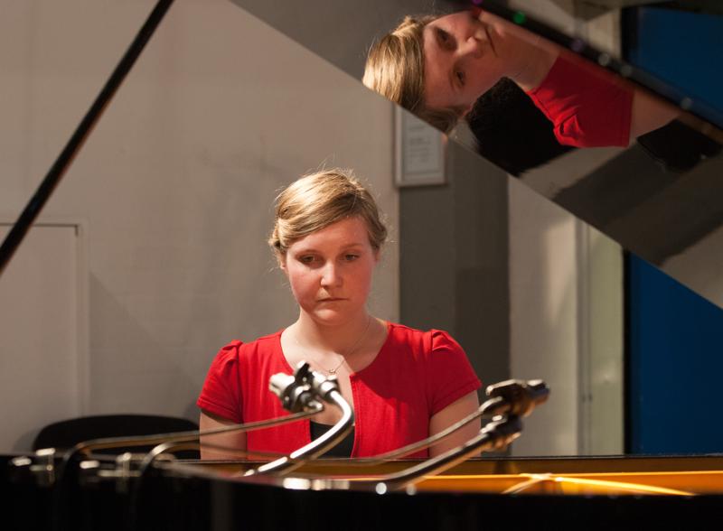  D3C_1841.JPG </br ><small> 2012-06-14 20:52</br >NIKON D300 + 70.0-200.0 mm f/2.8<br /> 80mm 1/30s f/3.2 ISO 1000</small>