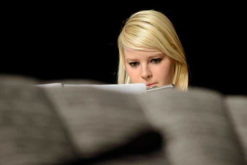  20130502_PB8_5145.JPG </br >Høje-Taastrup Kommunale Musikskole</br > <small> 2013-05-02 20:44</br >NIKON D800 + 70.0-200.0 mm f/2.8<br /> 200mm 1/200s f/4 ISO 400</small>