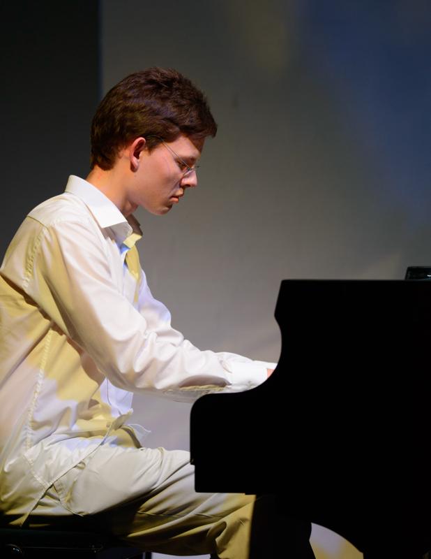  20150508-PB8_8301.JPG </br ><small> 2015-05-08 19:22</br >NIKON D800 + 150.0-600.0 mm f/5.0-6.3<br /> 200mm 1/250s f/5.3 ISO 1600</small>