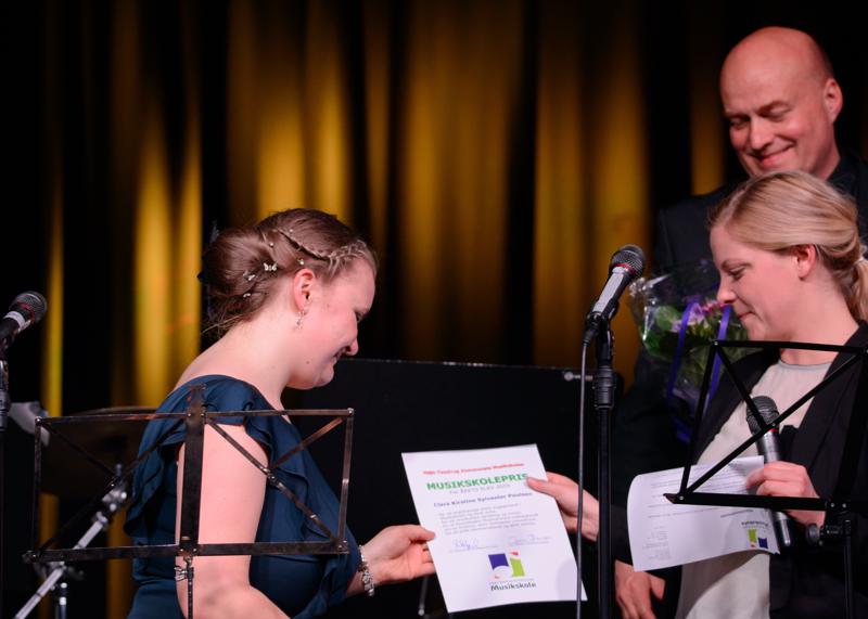  20150508-PB8_8474.JPG </br ><small> 2015-05-08 21:14</br >NIKON D800 + 150.0-600.0 mm f/5.0-6.3<br /> 190mm 1/125s f/5 ISO 1100</small>