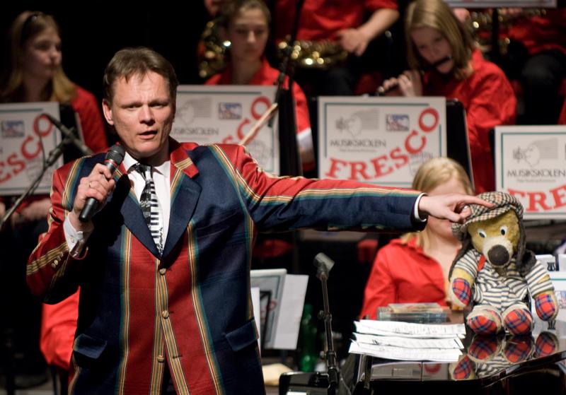  D2C_6219.jpg </br >Gallakoncert m/Sigurd og Hoje-Taastrup Kommunale Musikskole</br > <small> 2008-04-02 19:38</br >NIKON D200 200mm 1/40s f/2.8 ISO 500</small>