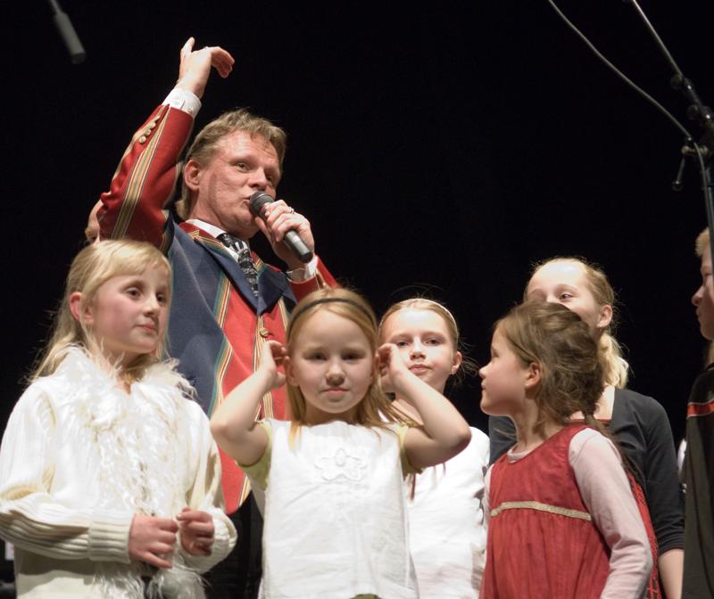  D2C_6306.jpg </br >Gallakoncert m/Sigurd og Hoje-Taastrup Kommunale Musikskole</br > <small> 2008-04-02 20:18</br >NIKON D200 55mm 1/40s f/2.8 ISO 900</small>