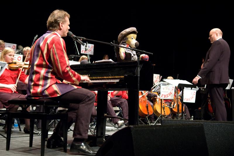  _DSC1377.jpg </br >Gallakoncert m/Sigurd og Hoje-Taastrup Kommunale Musikskole</br > <small> 2008-04-02 18:12</br >NIKON D70 31mm 1/30s f/2.8 ISO 800</small>