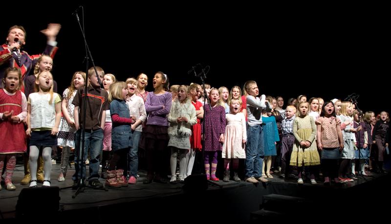  _DSC1435.jpg </br >Gallakoncert m/Sigurd og Hoje-Taastrup Kommunale Musikskole</br > <small> 2008-04-02 19:06</br >NIKON D70 17mm 1/30s f/2.8 ISO 320</small>