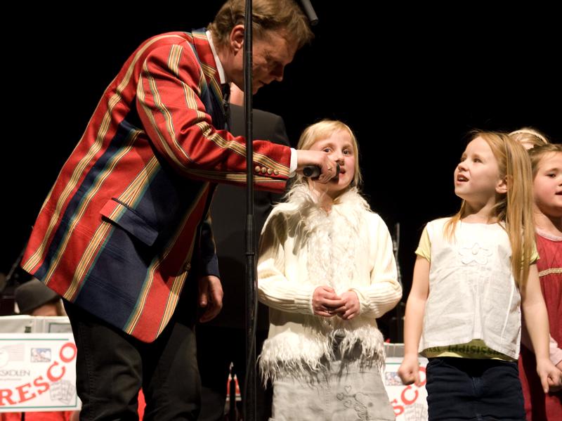  D2C_6289.jpg </br >Gallakoncert m/Sigurd og Hoje-Taastrup Kommunale Musikskole</br > <small> 2008-04-02 20:17</br >NIKON D200 45mm 1/40s f/2.8 ISO 360</small>