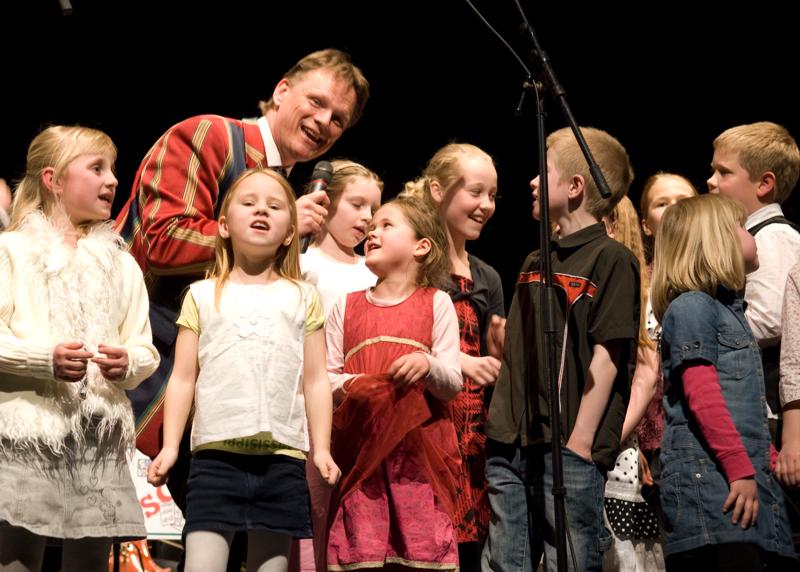  D2C_6300.jpg </br >Gallakoncert m/Sigurd og Hoje-Taastrup Kommunale Musikskole</br > <small> 2008-04-02 20:18</br >NIKON D200 44mm 1/40s f/2.8 ISO 400</small>