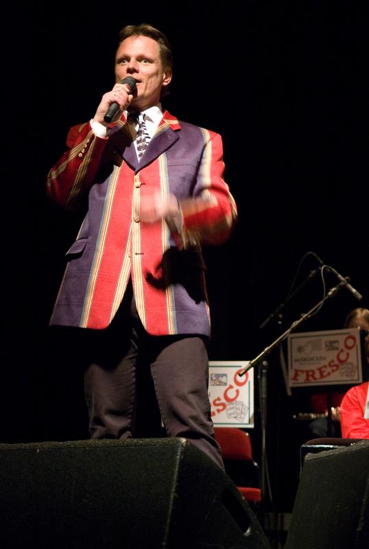  _DSC1363.jpg </br >Gallakoncert m/Sigurd og Hoje-Taastrup Kommunale Musikskole</br > <small> 2008-04-02 18:08</br >NIKON D70 55mm 1/20s f/2.8 ISO 1600</small>