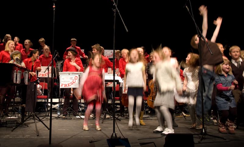  _DSC1441.jpg </br >Gallakoncert m/Sigurd og Hoje-Taastrup Kommunale Musikskole</br > <small> 2008-04-02 19:13</br >NIKON D70 17mm 1/30s f/2.8 ISO 280</small>