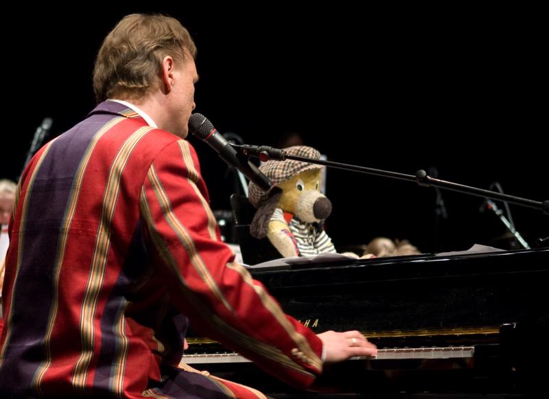  _DSC1450.jpg </br >Gallakoncert m/Sigurd og Hoje-Taastrup Kommunale Musikskole</br > <small> 2008-04-02 19:15</br >NIKON D70 55mm 1/30s f/2.8 ISO 450</small>